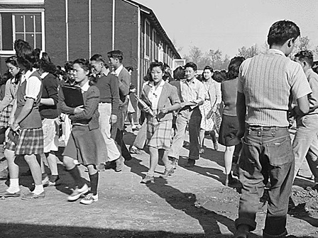 二世の高校生達（1942年） アーカンサス州、ローワー収容所 Courtesy of the National Archives and Records Administration