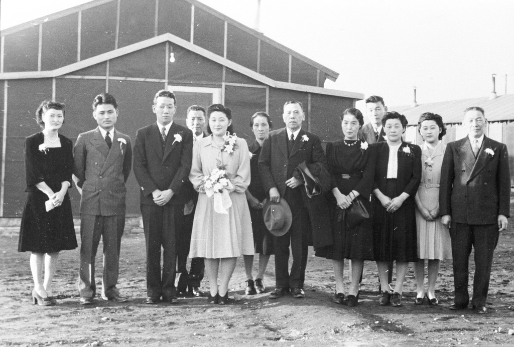 収容所内での結婚式　（1943年、カリフォルニア州ツールレイク）