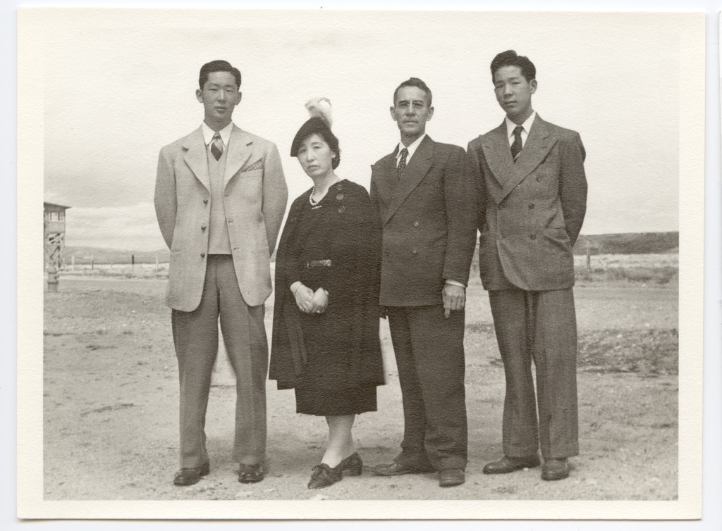 収容所内での家族写真　（1944年、ワイオミング州コディー）