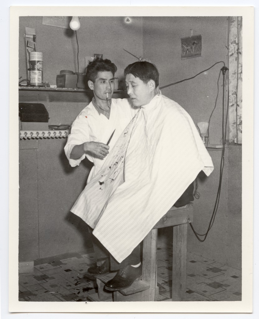 収容所散髪屋　（1945年、ワイオミング州コディー）