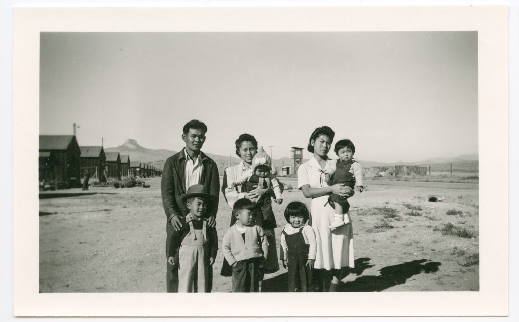 収容所内での家族写真　（1943年、ワイオミング州コディー）
