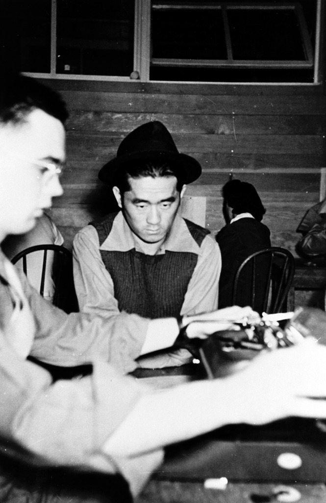 隔離される手続きを受ける収容者　（1942年、カリフォルニア州ツールレイク）