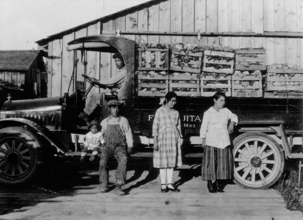 農場のトラックの前の日系人家族　（1920年）