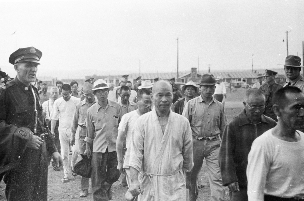 ツールレイク収容所を去る奉仕団のメンバー達　（1945年、カリフォルニア州ツールレイク）