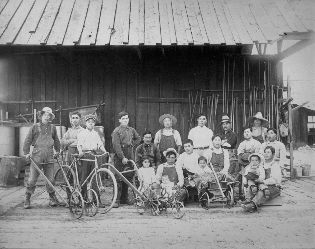 農場の前の日系人家族　（1912年、ワシントン州ファイフ）