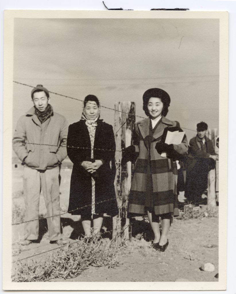 収容所を去る日系人　（1943年、ワイオミング州コディー）