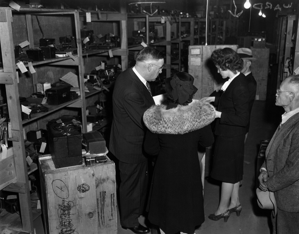 置いてきた家財を引き取りに来た日系夫婦　（1945年、ワシントン州シアトル）