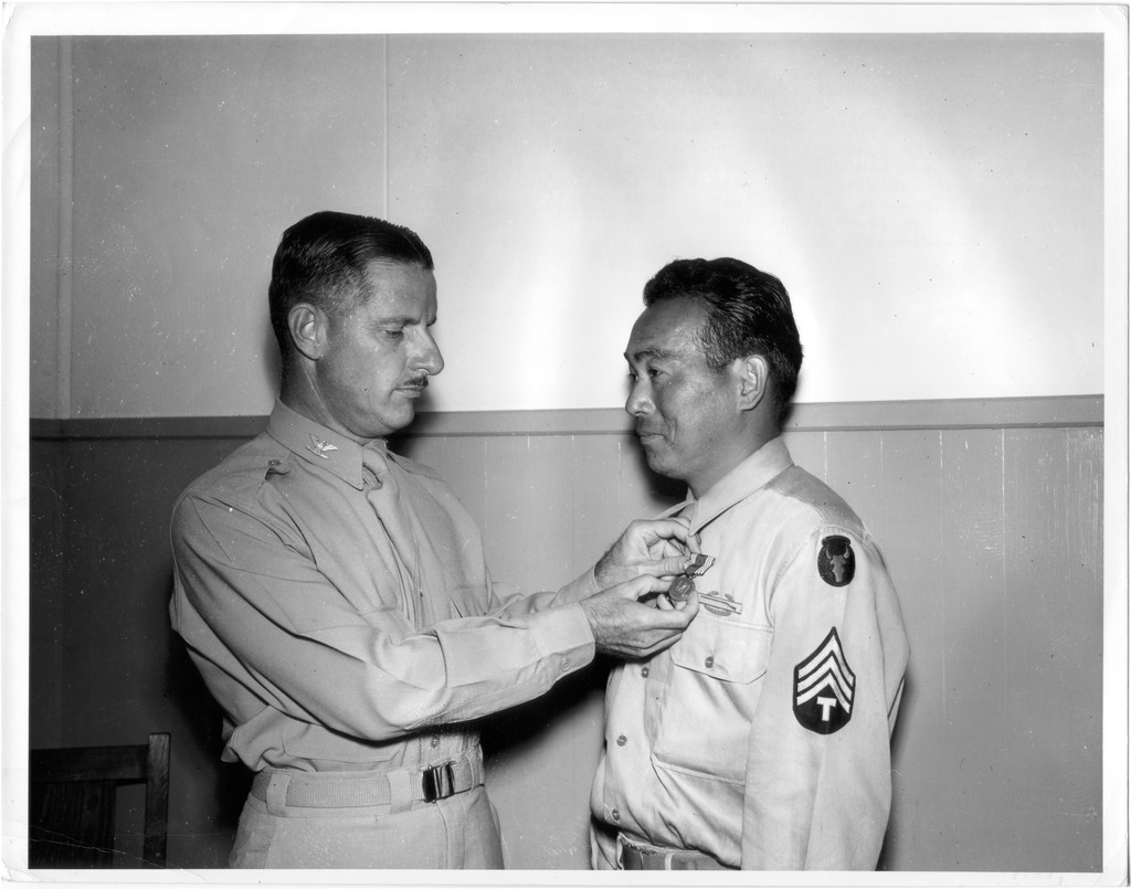 勲章を受ける二世兵　（1945年）