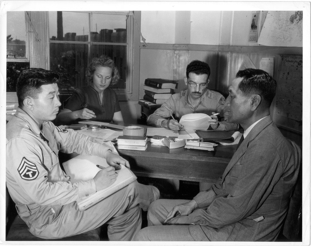 戦争犯罪裁判で証人に質問する二世兵　（1946年、東京）