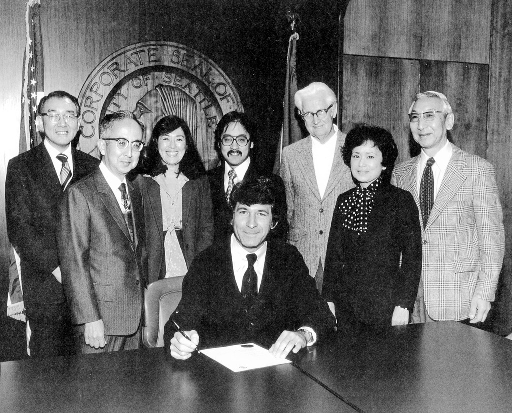 リメンバランスデイの設置に署名する市長　（1978年、ワシントン州シアトル）