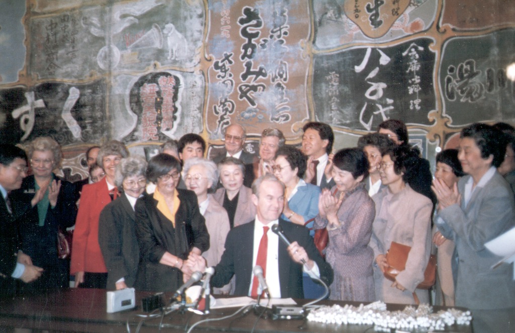 シアトル学校区職員のための賠償金法案に署名する知事　（1986年、ワシントン州シアトル）