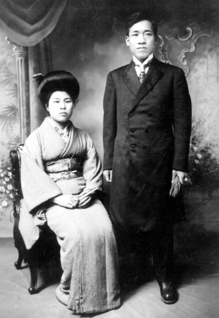 一世のカップルの結婚写真　（1914年、広島、呉市）