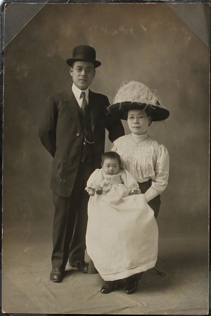 正装した日系人家族　（1914年、オレゴン州フッドリバー）