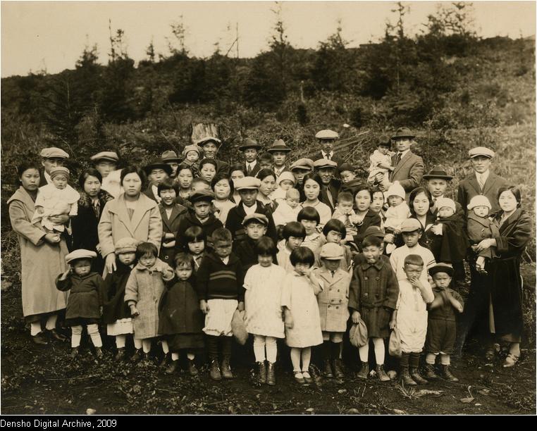 製材所で働く一世と家族達　（1920年、ワシントン州セレック）