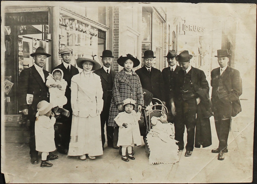 一世と二世の家族達　（1915年、オレゴン州フッドリバー）