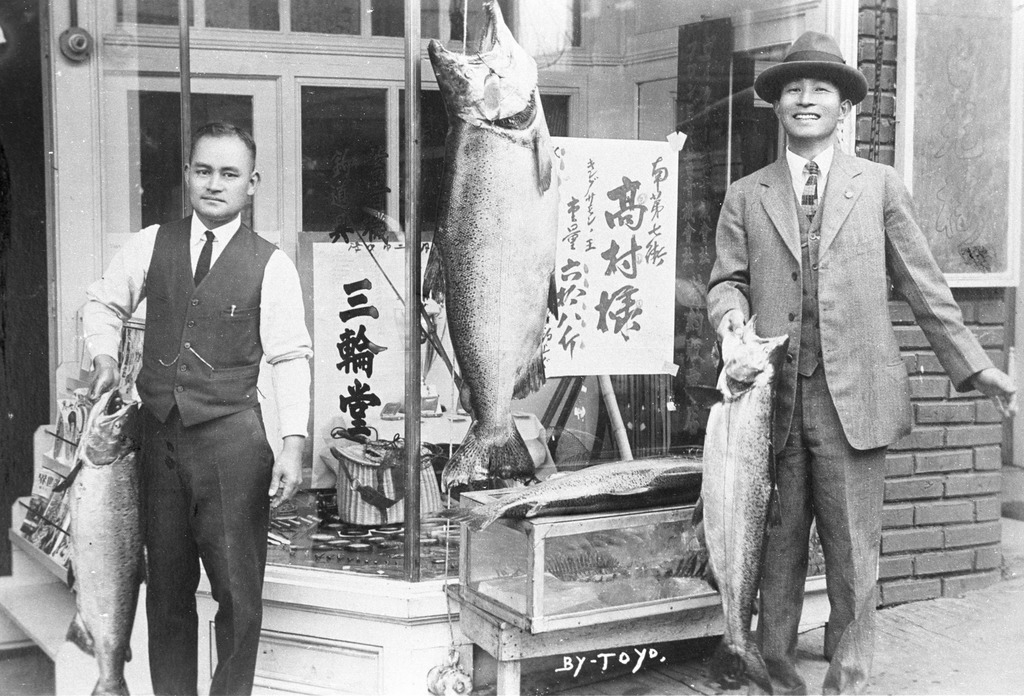 日本街の店の前に立つ一世男性　（1930年、ワシントン州シアトル）