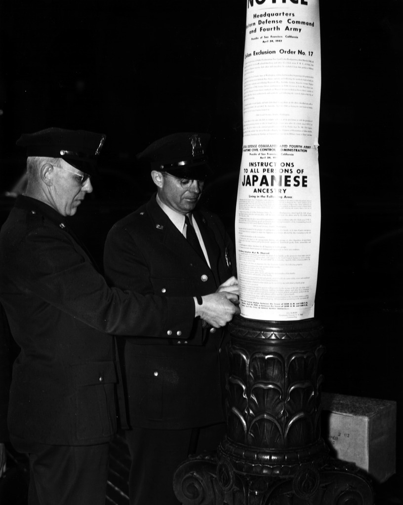 立ち退き命令を張り出す警官　 (1942年、ワシントン州シアトル）