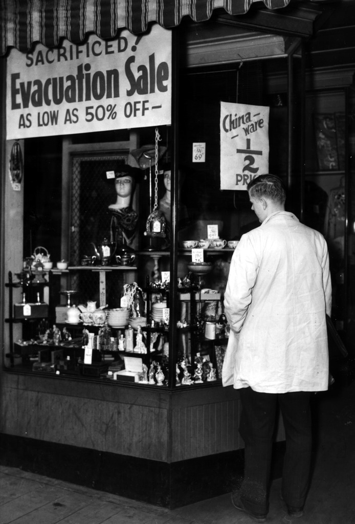 立ち退きを目前に投売りをする日系の店　（1942年。ワシントン州シアトル）