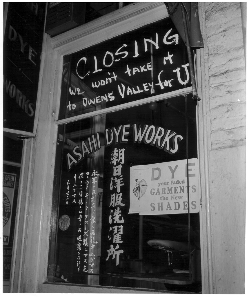 閉店の知らせを出す日系の洗濯屋　（1942年）
