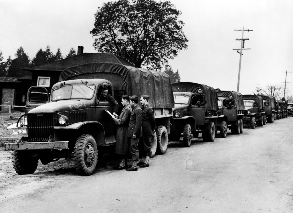 立ち退きの日－アメリカ軍のトラック　（1942年、ワシントン州ベンブリッジ島）