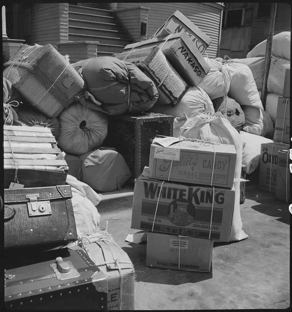 立ち退きの日－歩道に積み上げられた荷物　（1942年、カリフォルニア州オークランド）