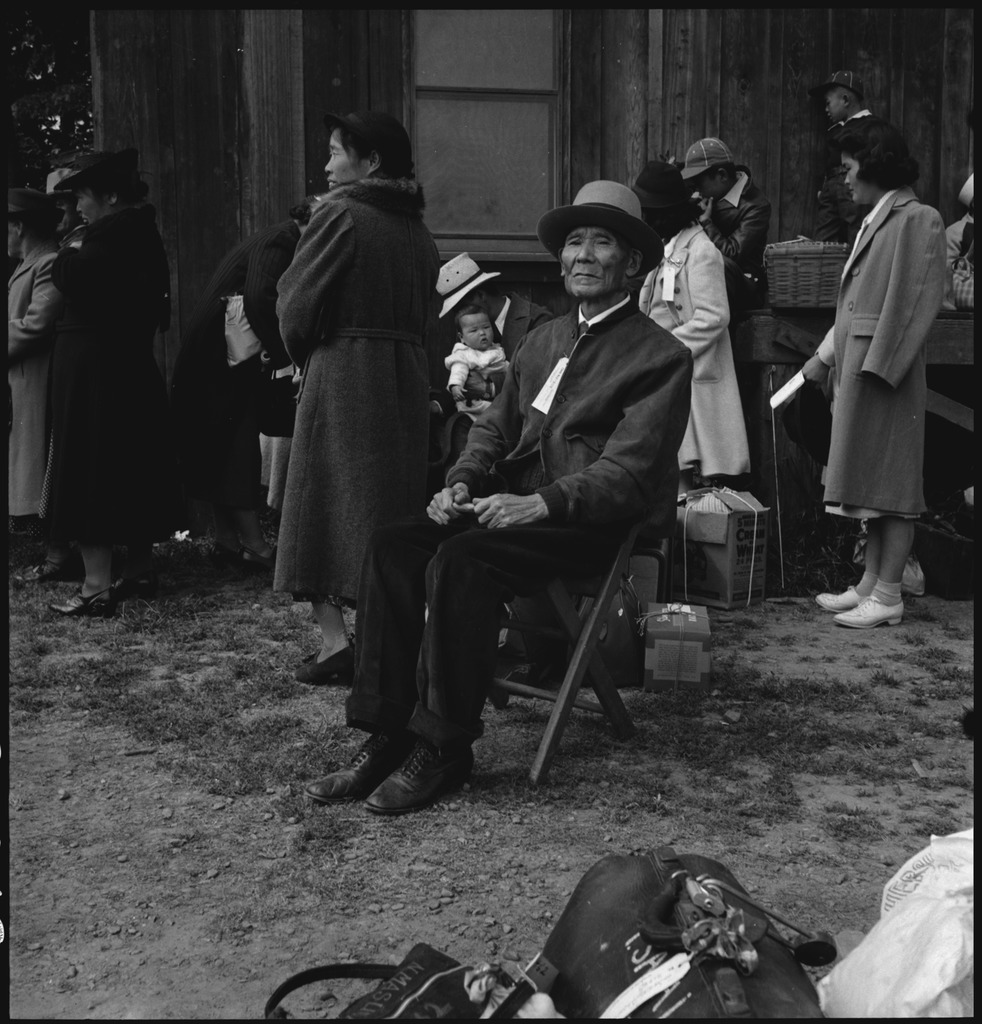 立ち退きの日－バスを待つ一世の老人　（1942年、カリフォルニア州センタービル）