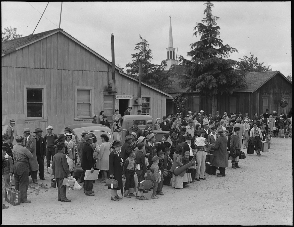 立ち退きの日－バスを待つ日系人家族　（1942年、カリフォルニア州センタービル）