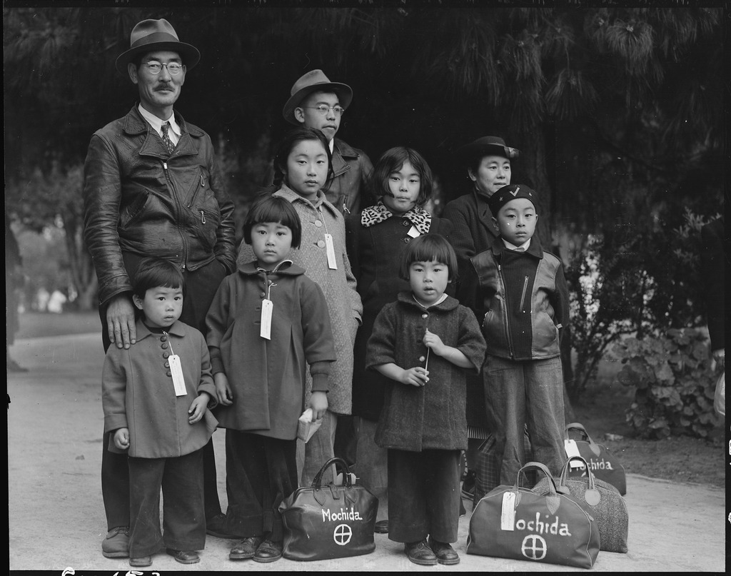 立ち退きの日－バスを待つ日系人家族　（1942年、カリフォルニア州ヘイワード）