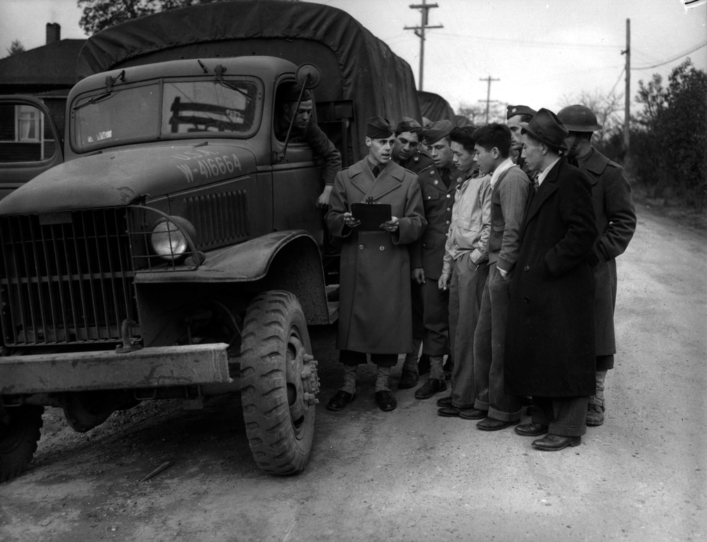 立ち退きの日－軍のトラックと日系人達　（1942年、ワシントン州ベンブリッジ島）