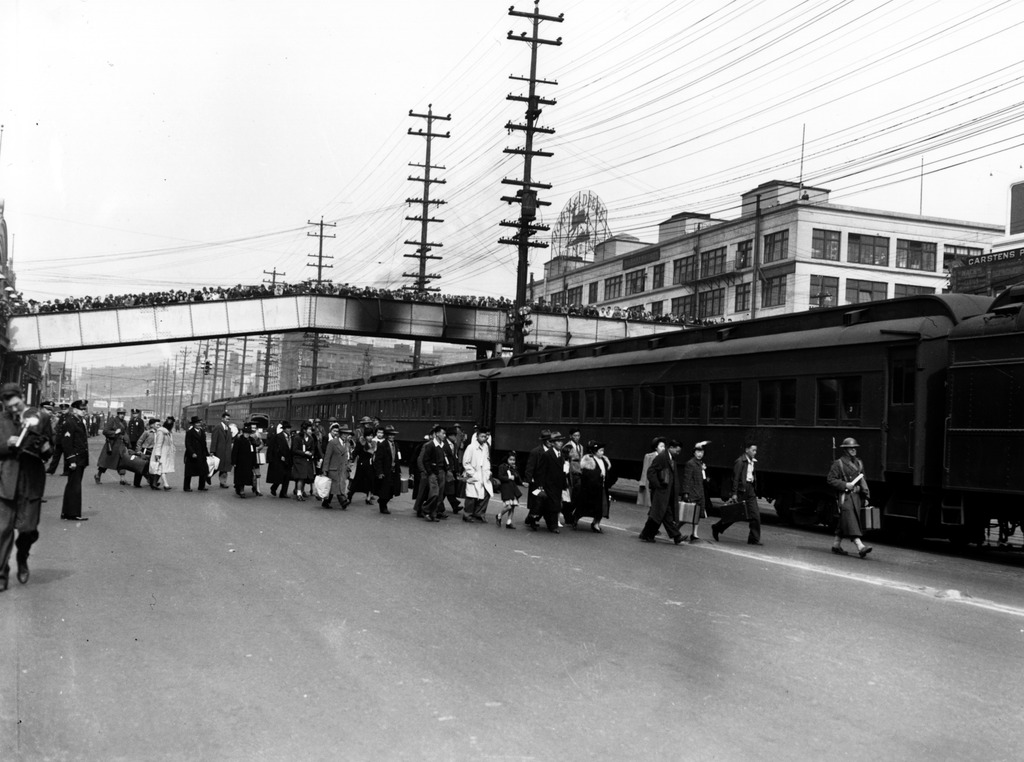 立ち退きの日－列車で集合センターへ向う日系人達　（1942年、ワシントン州シアトル）