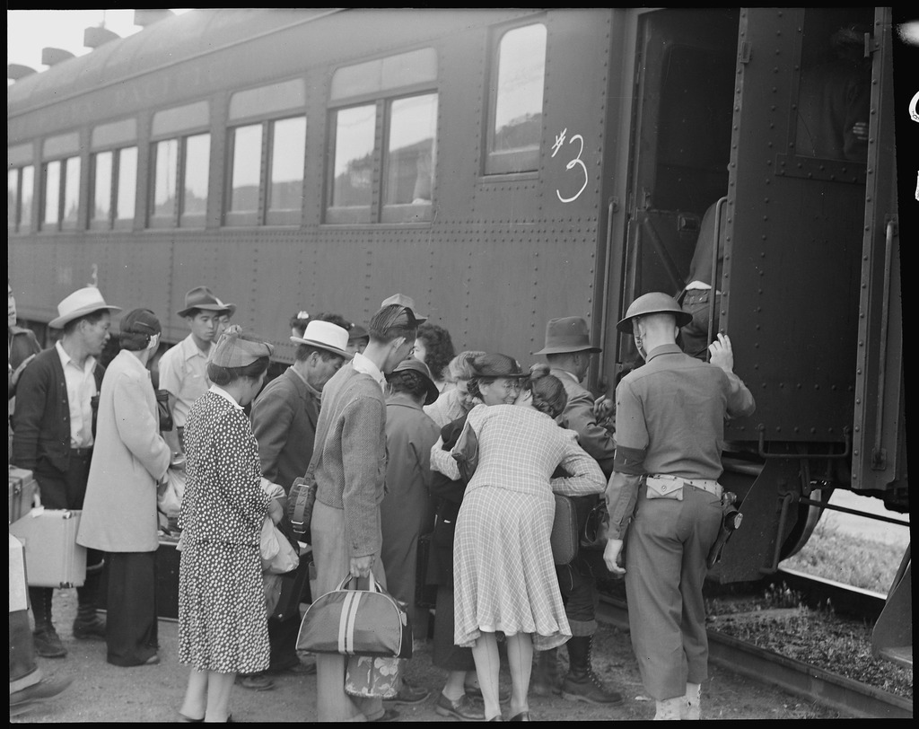 立ち退きの日－列車に乗り込む日系人達　（1942年、カリフォルニア州ウッドランド）