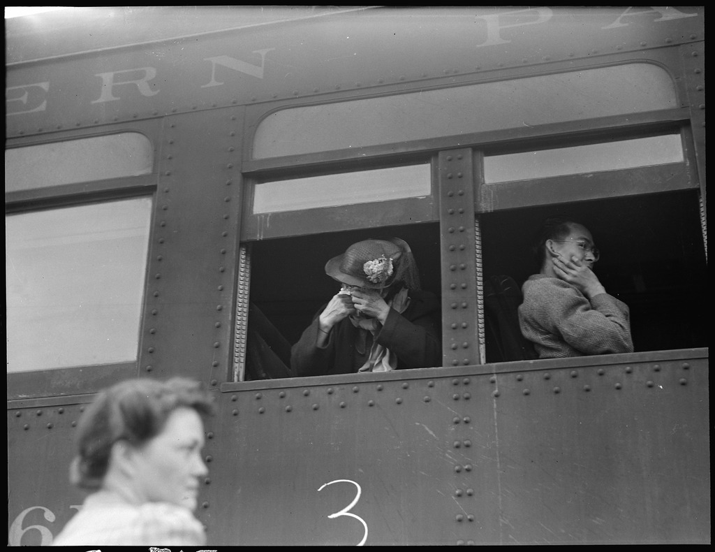 立ち退きの日－立ち退きに涙する一世婦人　（1942年、カリフォルニア州ウッドランド）