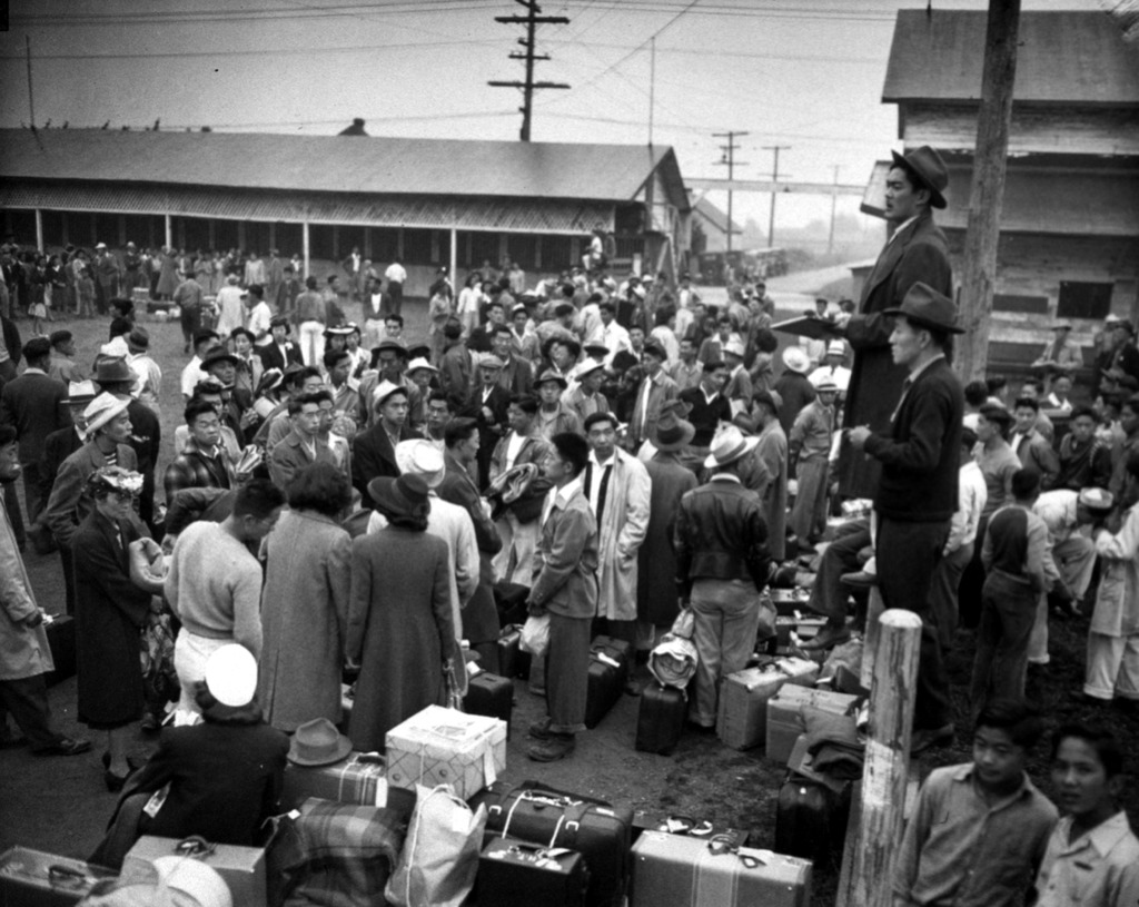 集合センターに到着した日系人達　（1942年、ワシントン州ピュアラップ）