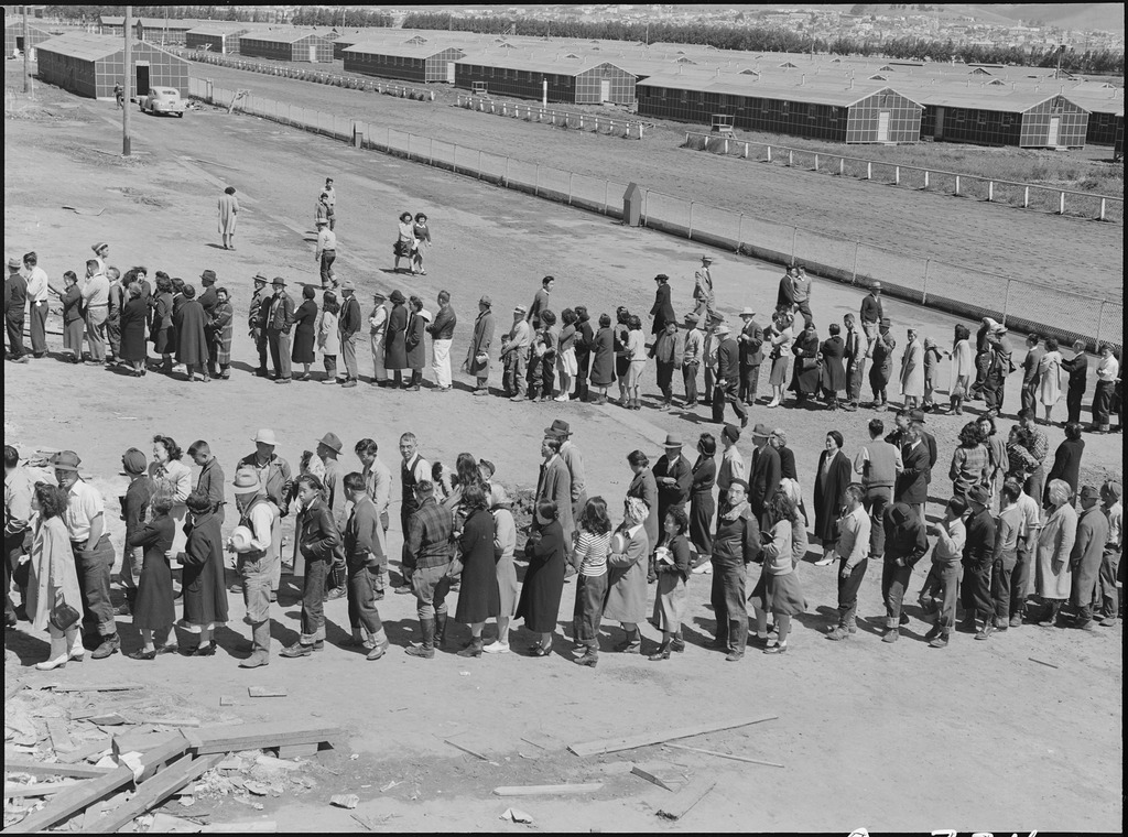 集合センターに到着後荷物検査を受ける列　（1942年、カリフォルニア州タンフォラン）