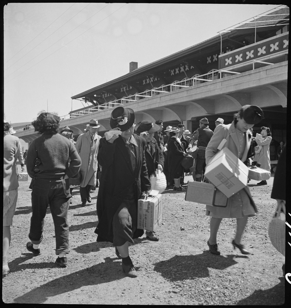 集合センターに到着した日系人達　（1942年、カリフォルニア州タンフォラン）