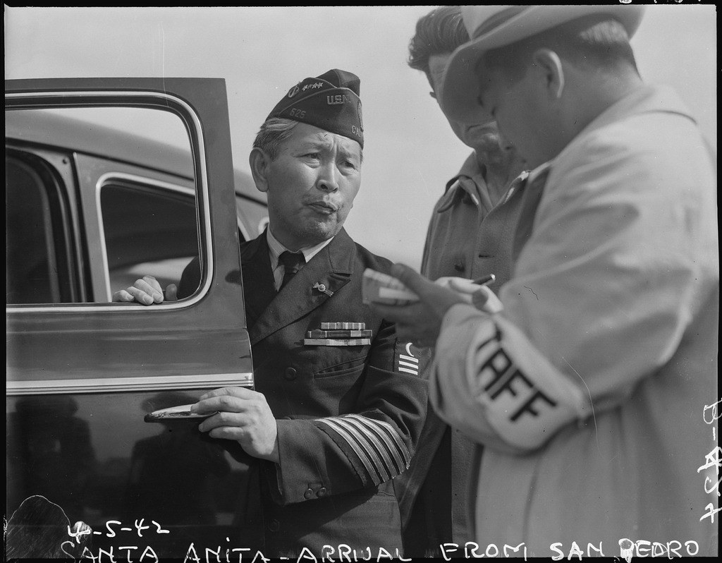 集合センターに到着した日系退役軍人　（1942年、カリフォルニア州サンタアニタ）