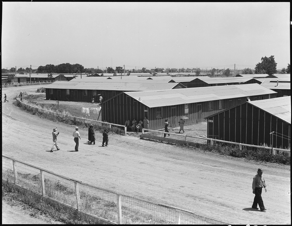 集合センターになった競馬場　（1942年、カリフォルニア州ストックトン）