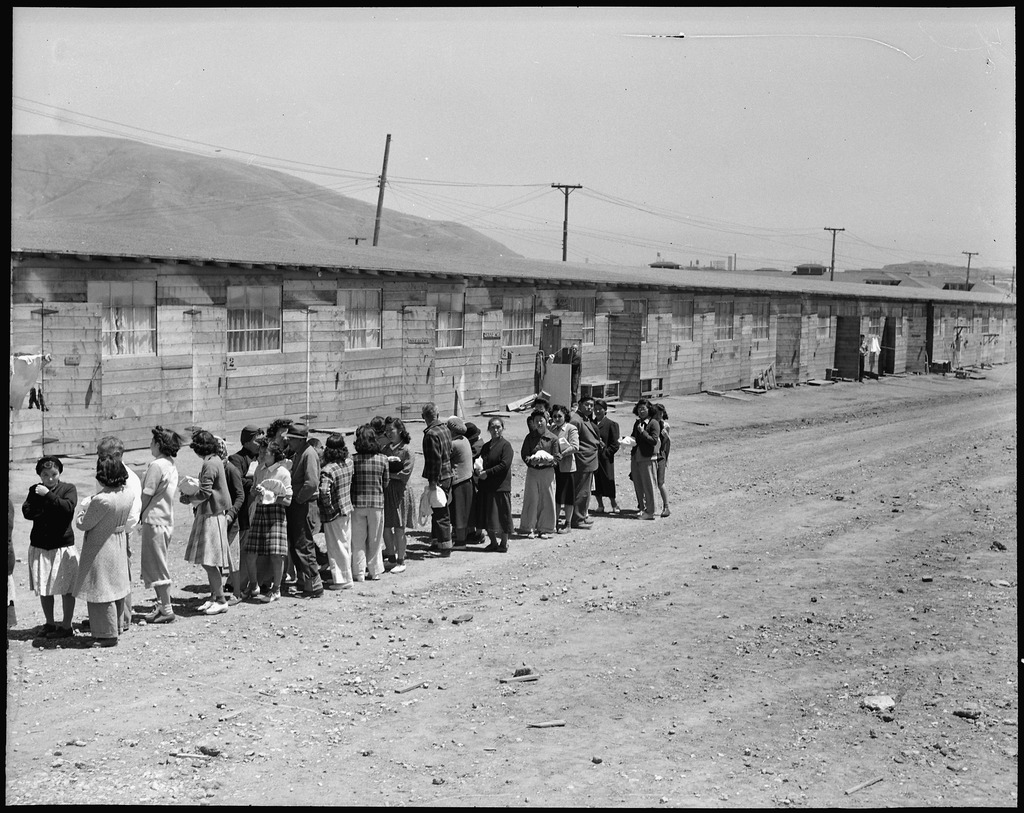 集合センターの食堂の列　（1942年、カリフォルニア州タンフォラン）