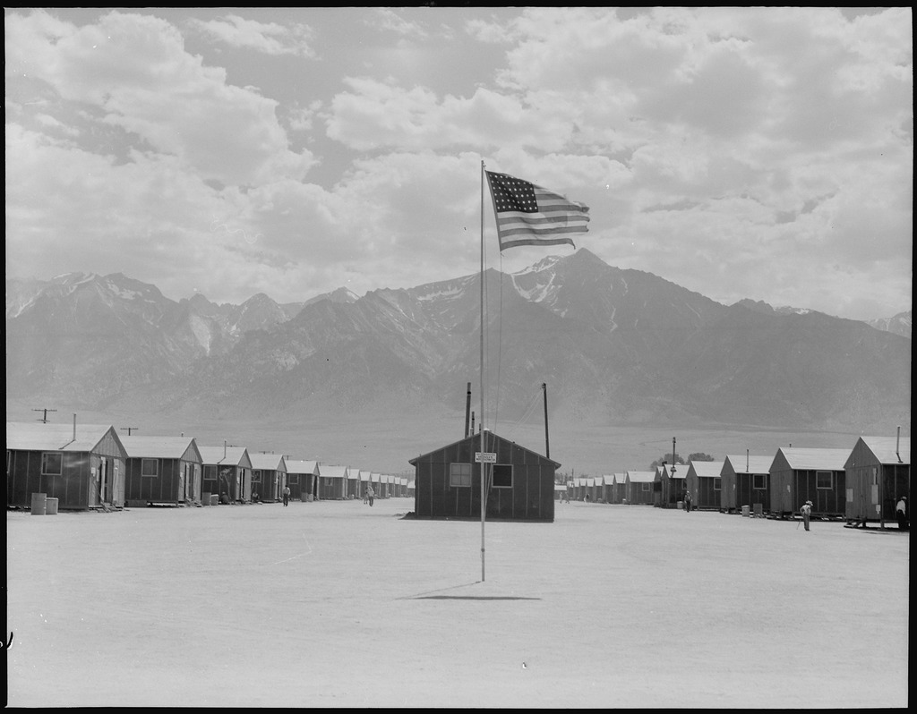 星条旗を掲げた収容所 (1942年、カリフォルニア州マンザナー）