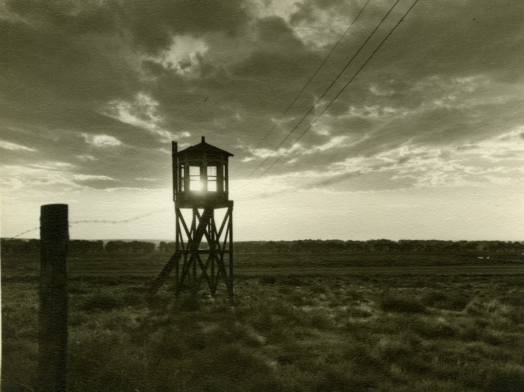 見張り塔と鉄条柵　（1944年、コロラド州グラナダ）