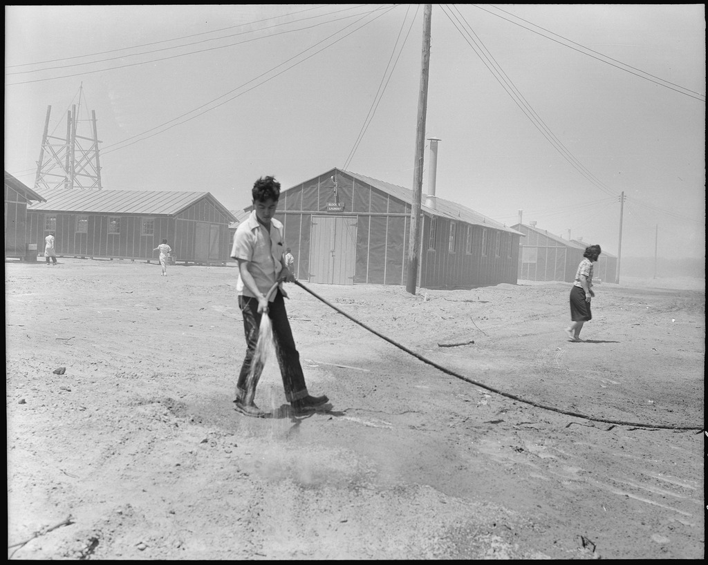 水を撒いて埃を抑える収容者　（1942年、アリゾナ州コロラドリバー）