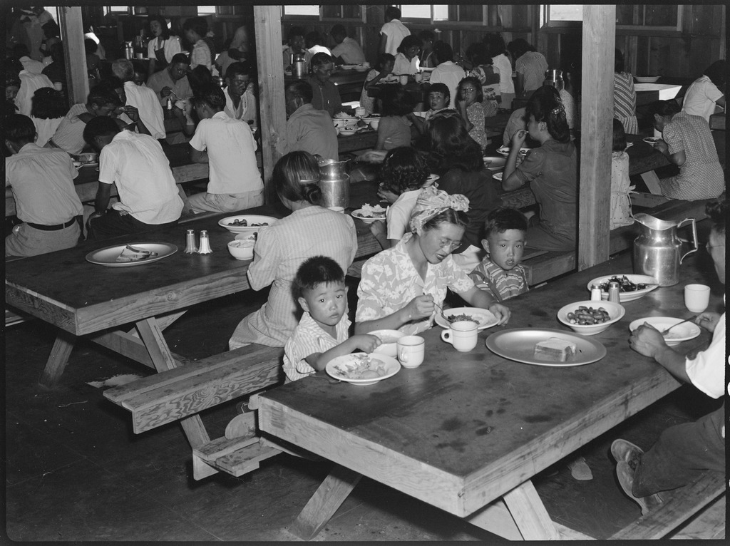 収容所の食堂での食事　（1942年、カリフォルニア州マンザナー）