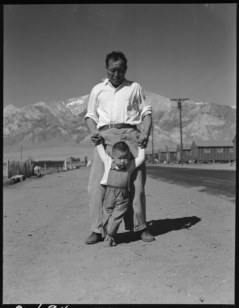 収容所での祖父と孫　（1942年、カリフォルニア州マンザナー）