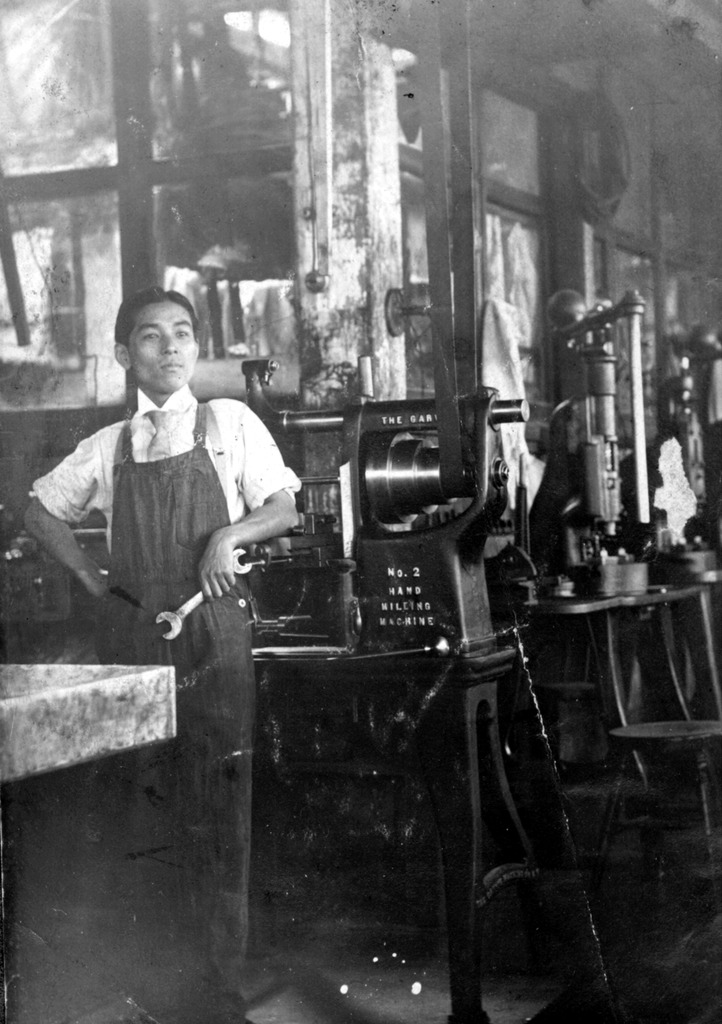 製材機械を整備する一世 (1918年ワシントン州シアトル）