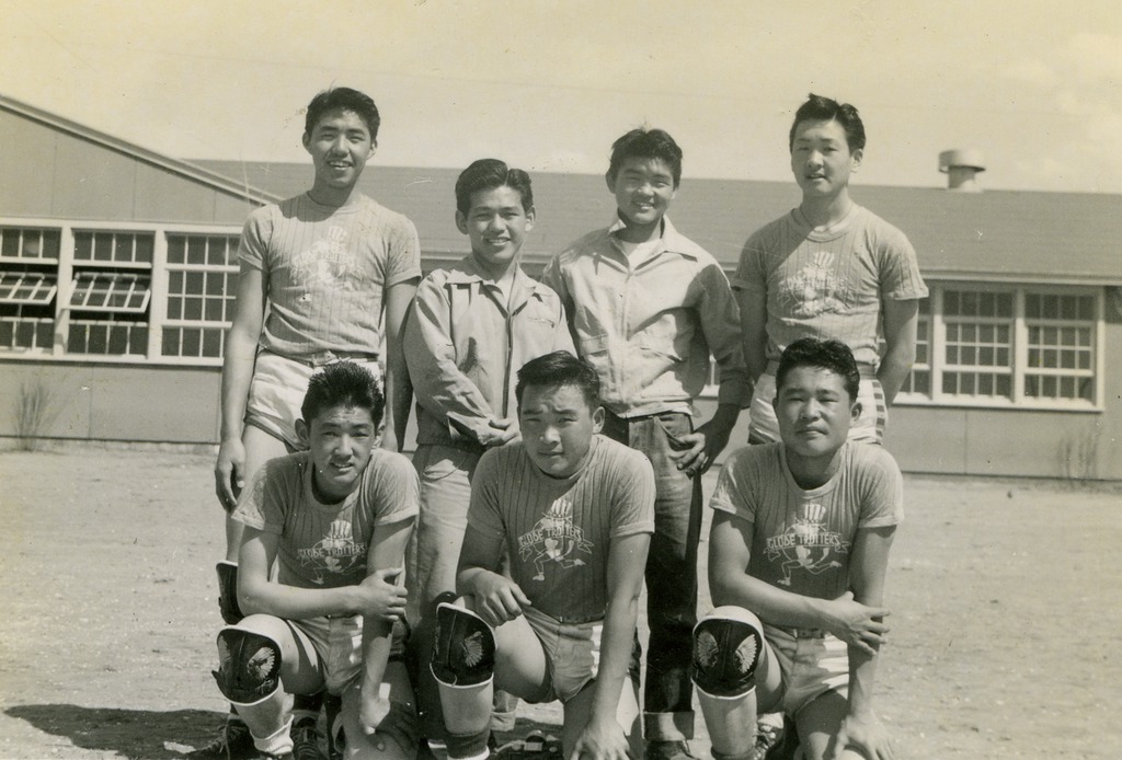 収容所内のバスケットボールチーム　（1944年、コロラド州グラナダ）