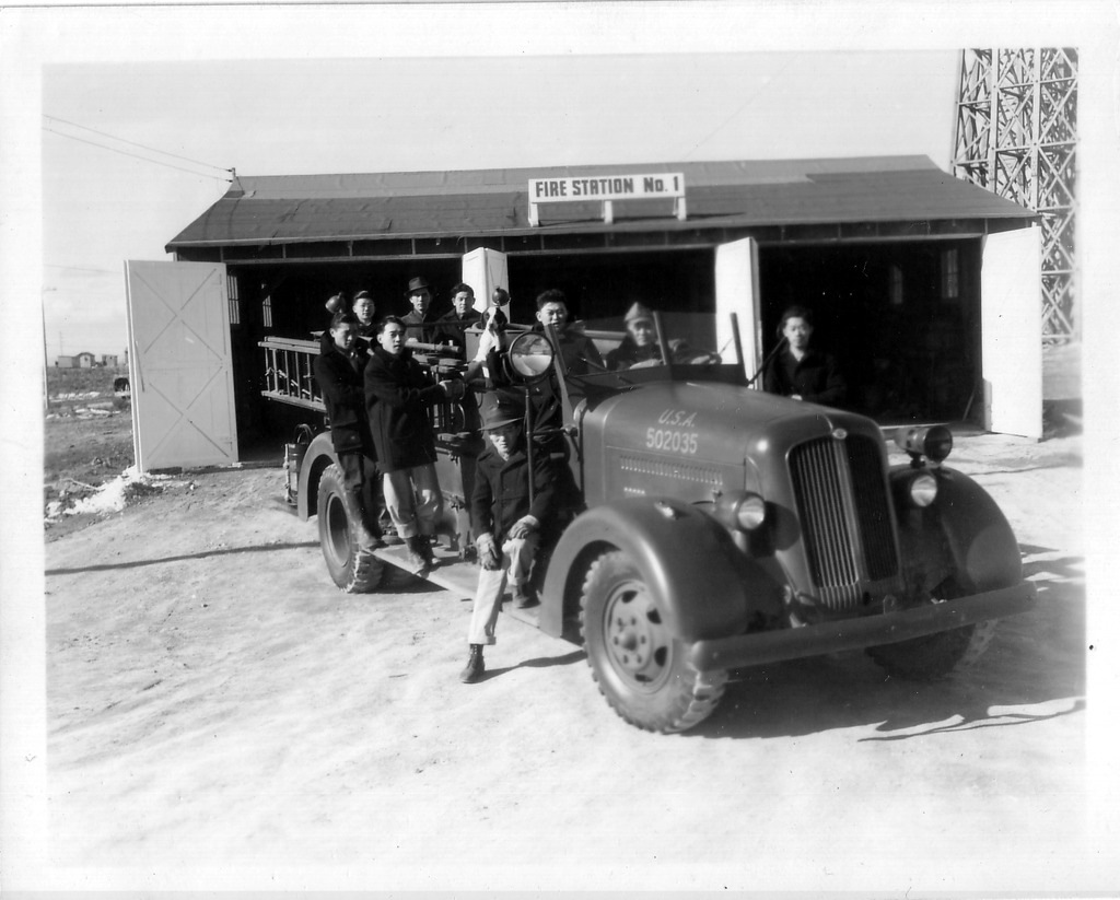 収容所の消防士達　（1943年、アイダホ州ミニドカ）
