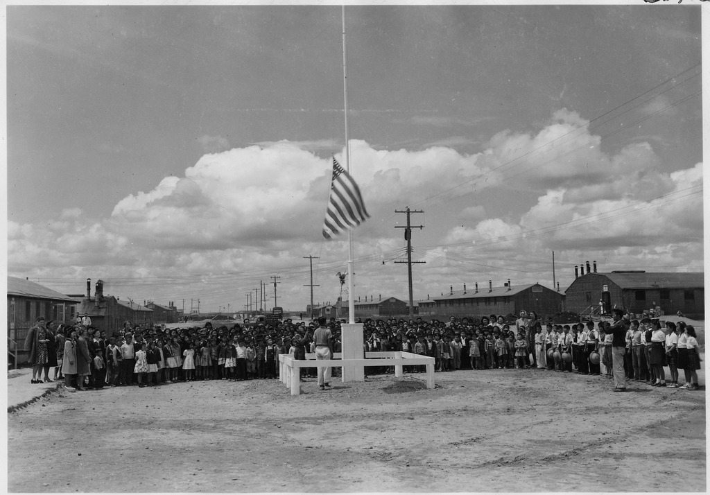 収容所内小学校での国旗掲揚式　（1943年、アイダホ州ミニドカ）
