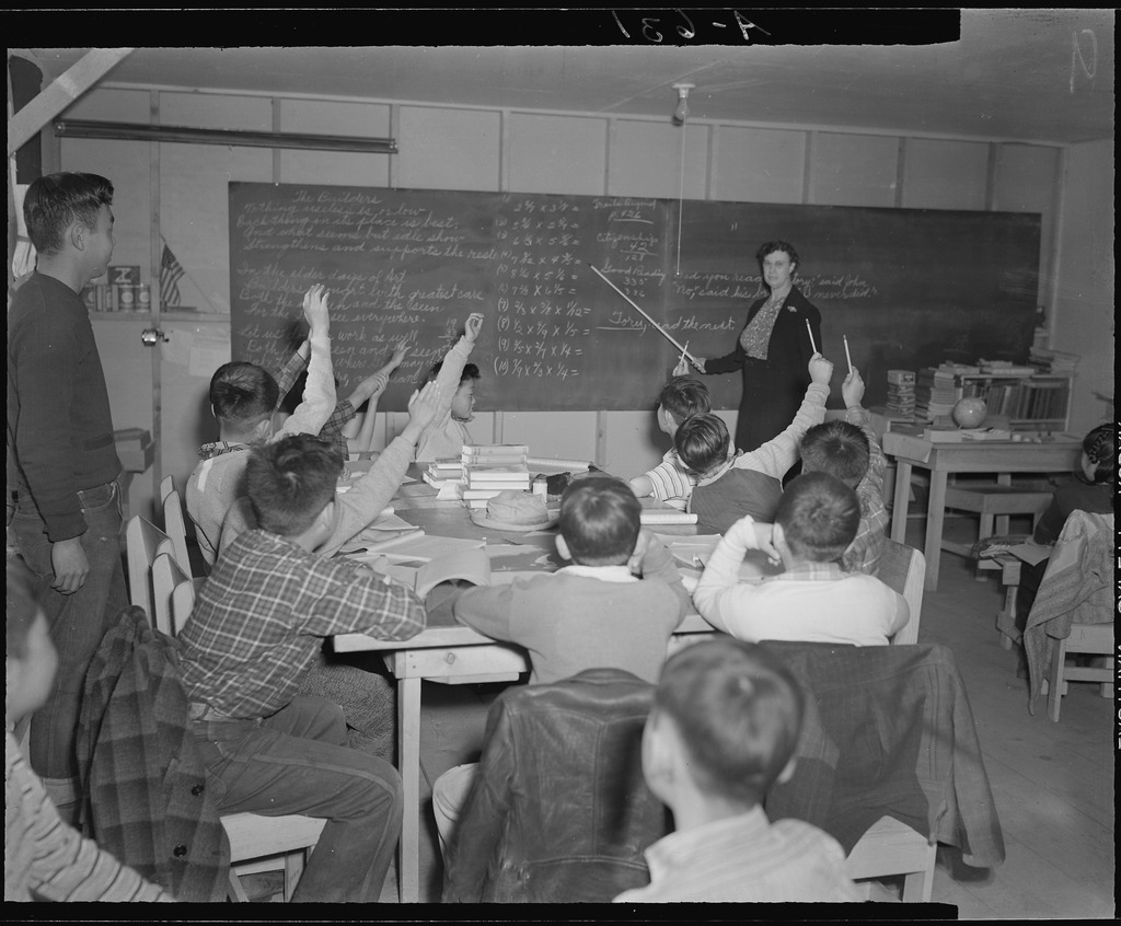 収容所内の小学校　（1942年、カリフォルニア州ツールレイク）